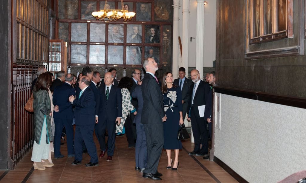 Reyes Felipe y Letizia en el Ateneo