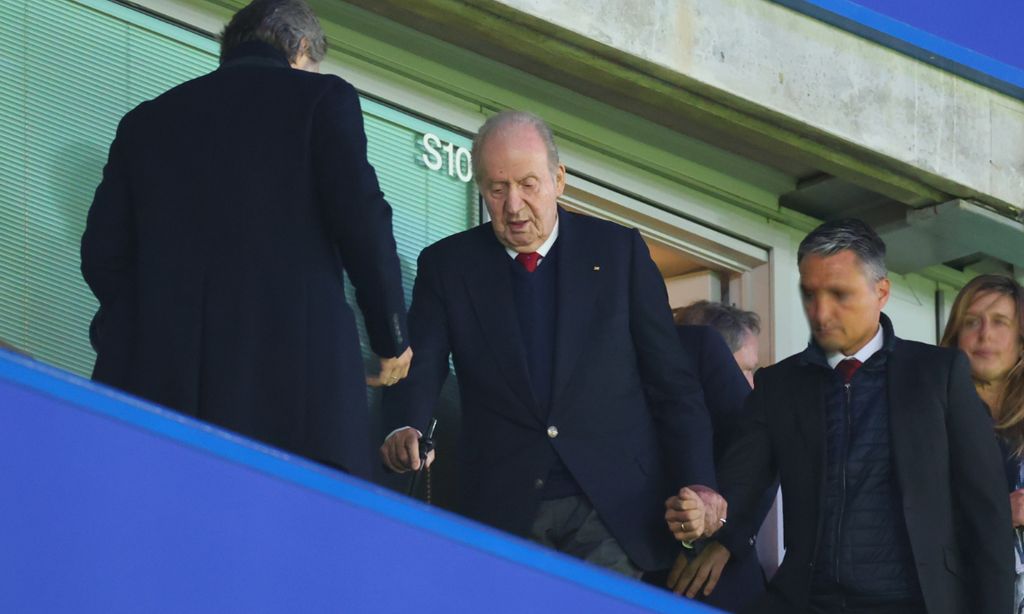 Don Juan Carlos disfruta de la victoria del Real Madrid contra el Chelsea en Londres