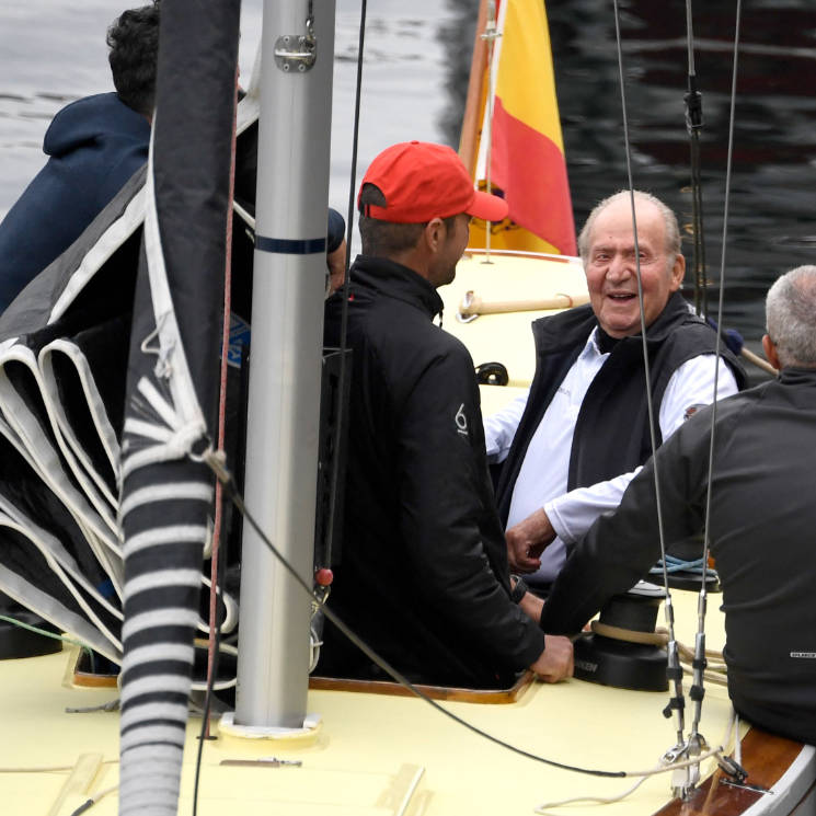 Primeras imágenes del rey Juan Carlos navegando a bordo de 'El Bribón' en Sanxenxo