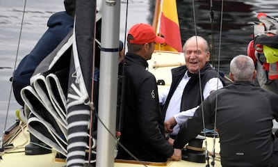 Primeras imágenes del rey Juan Carlos navegando a bordo de 'El Bribón' en Sanxenxo