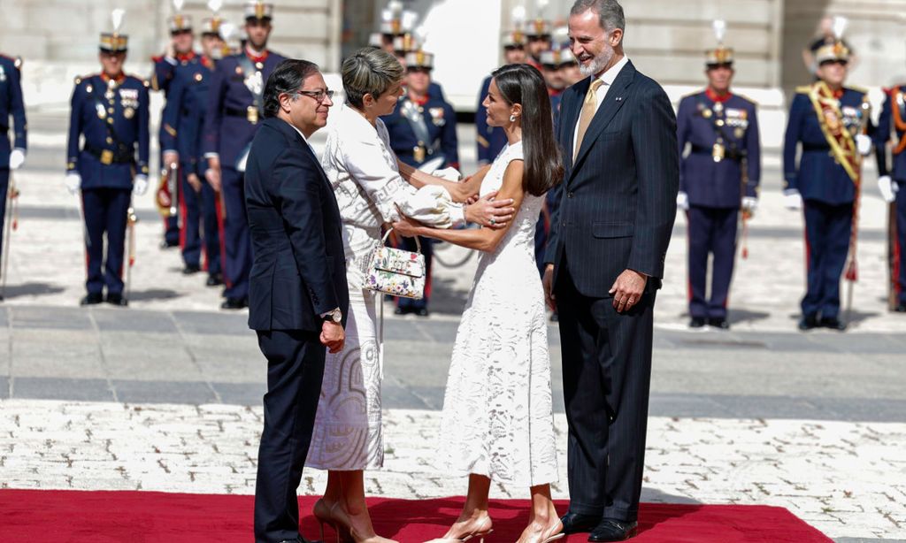 Los Reyes reciben con honores en el Palacio Real al presidente de Colombia y su esposa