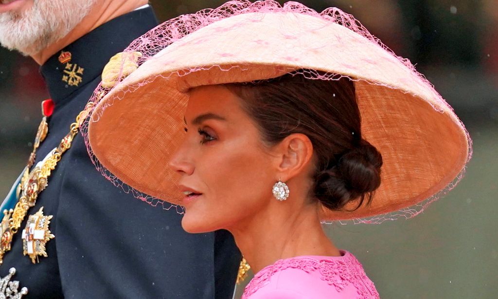 La reina Letizia con su tocado