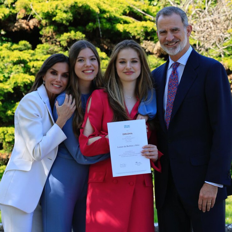 Todas las imágenes de la princesa Leonor en su graduación feliz junto a los Reyes y la infanta Sofía