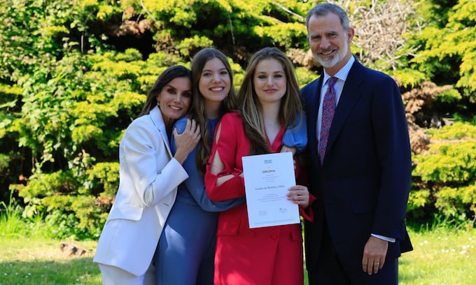La princesa Leonor, arropada por sus padres y su hermana, celebra su ceremonia de graduación
