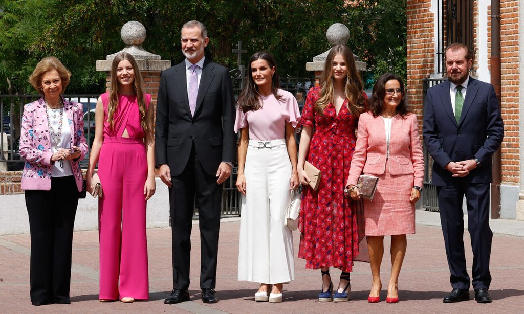 La infanta Sofía recibe la confirmación arropada por sus padres, su hermana y tres de sus abuelos