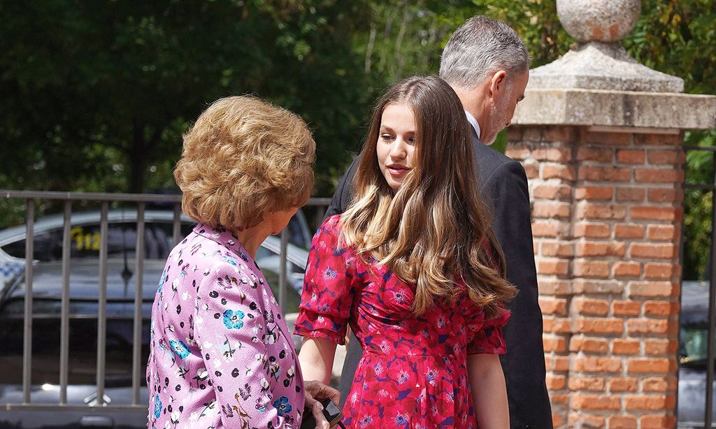 Leonor, muy cariñosa con su abuela, la reina Sofía