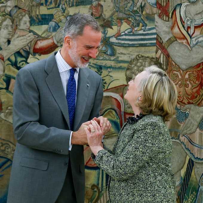 El afectuoso saludo del Rey a Hillary Clinton en el Palacio de la Zarzuela