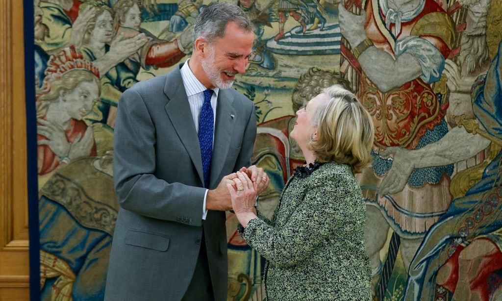 El afectuoso saludo del Rey a Hillary Clinton en el Palacio de la Zarzuela