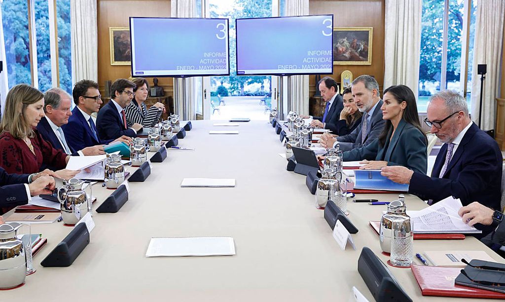 Los Reyes Felipe y Letizia en una reunión en el Palacio de la Zarzuela