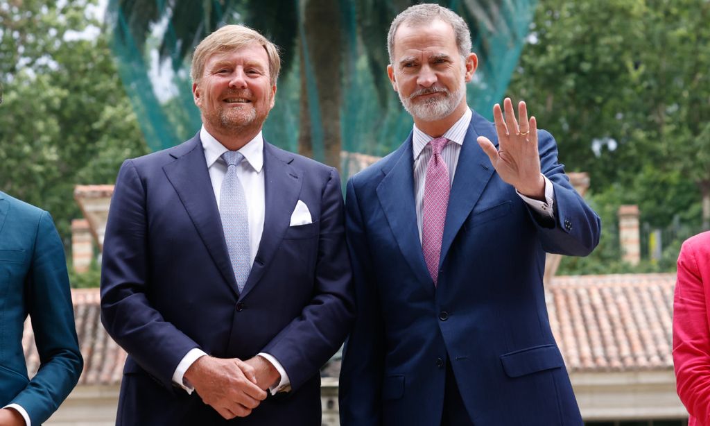 El efusivo abrazo con el que el rey Felipe ha recibido en Madrid a Guillermo de Países Bajos