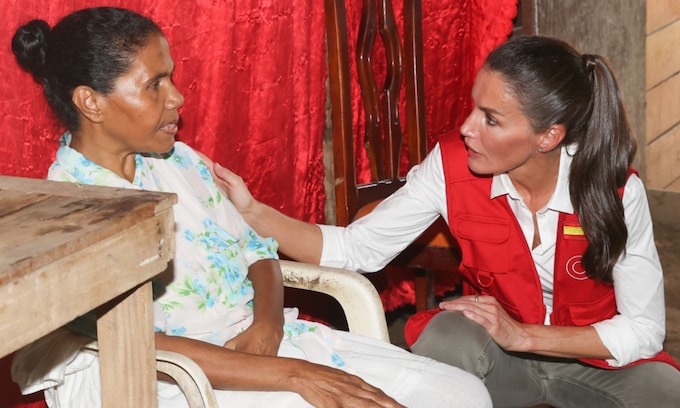 Las preguntas de la Reina a los vecinos de una barriada en Colombia