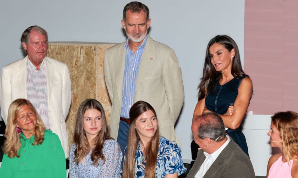 Los Reyes sorprenden a Leonor y Sofía en la antesala de los Premios Princesa de Girona