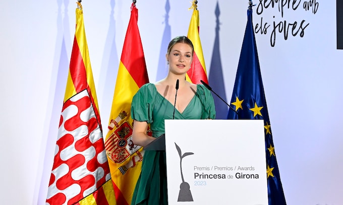 La princesa Leonor leyendo su discurso en los Premios Princesa de Girona