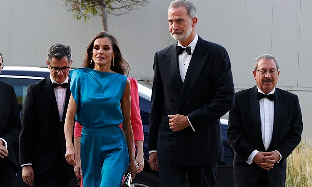 La reina Letizia, junto al rey Felipe, se reencuentra con compañeros periodistas en una velada de premios
