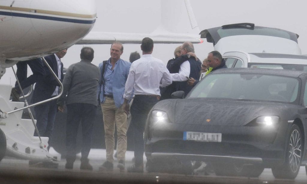 El cariñoso abrazo de la infanta Elena al rey Juan Carlos en su despedida de Galicia