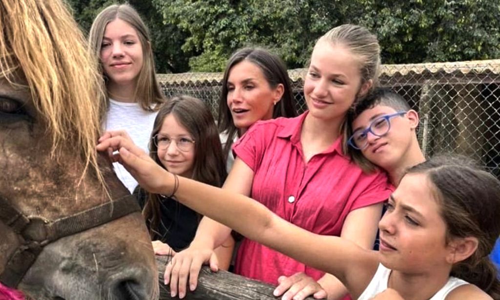 La princesa Leonor y la infanta Sofía visitan por sorpresa una granja escuela junto a su madre