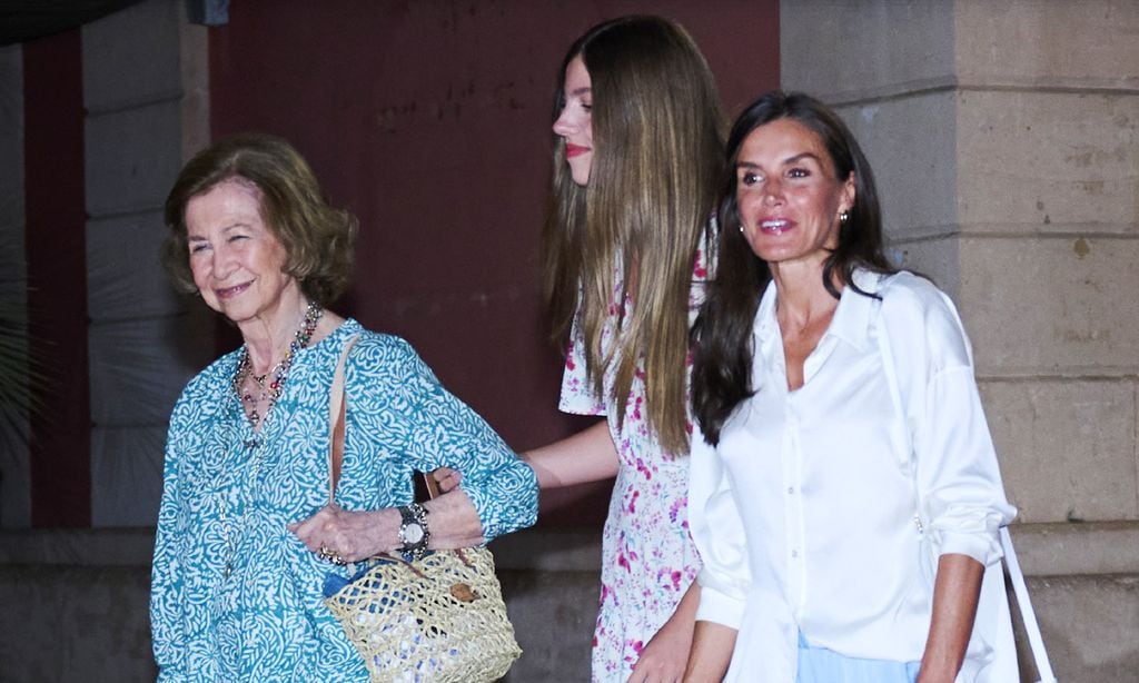 Un nuevo gesto de complicidad: la Reina le presta su bolso a doña Sofía