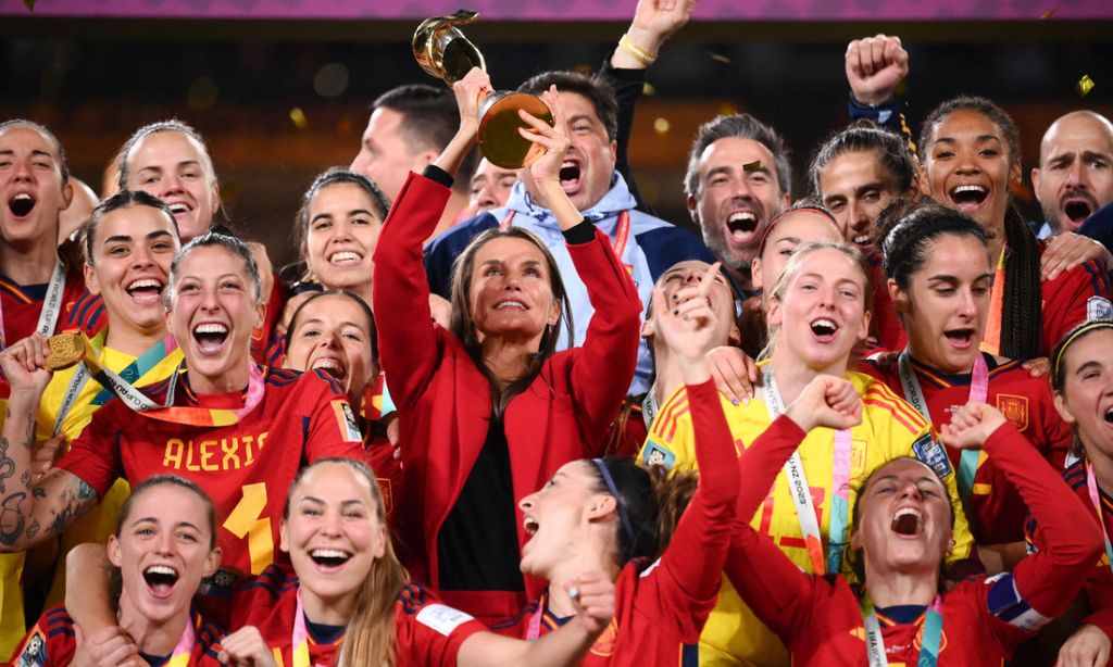 La reina Letizia y la infanta Sofía celebran por todo lo alto con las jugadoras la conquista del Mundial