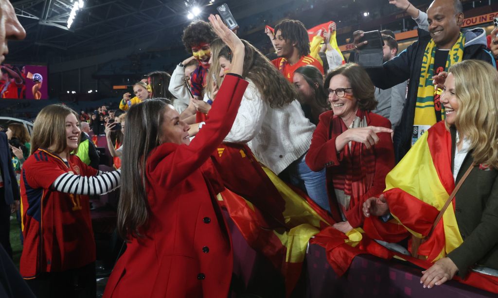 Las imágenes no vistas de la reina Letizia y infanta Sofía celebrando con los aficionados la victoria de España