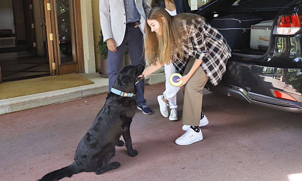 Jan, el perro labrador protagonista en la despedida de la infanta Sofía antes de partir rumbo a Gales