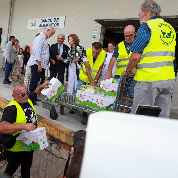 La reina Sofía visita el Banco de Alimentos de Mallorca una década después 