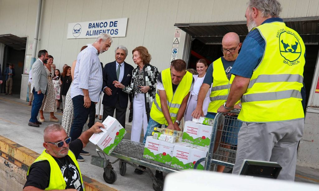 La reina Sofía visita el Banco de Alimentos de Mallorca una década después