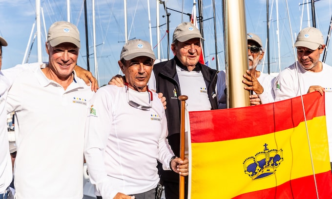 El rey Juan Carlos con Pedro Campos y la tripulación del Bribón