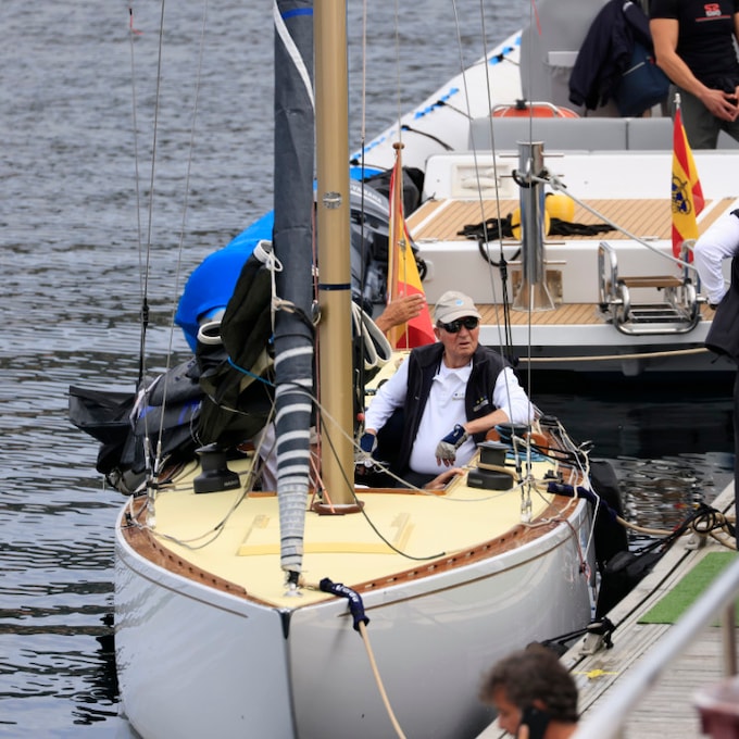 El rey Juan Carlos sale a navegar por Sanxenxo antes de participar en la regata que lleva su nombre