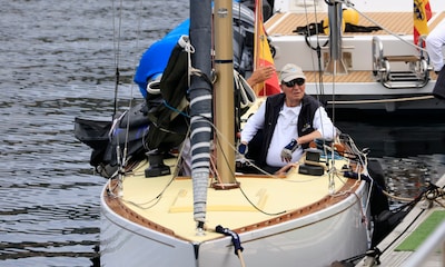 El rey Juan Carlos sale a navegar por Sanxenxo antes de participar en la regata que lleva su nombre