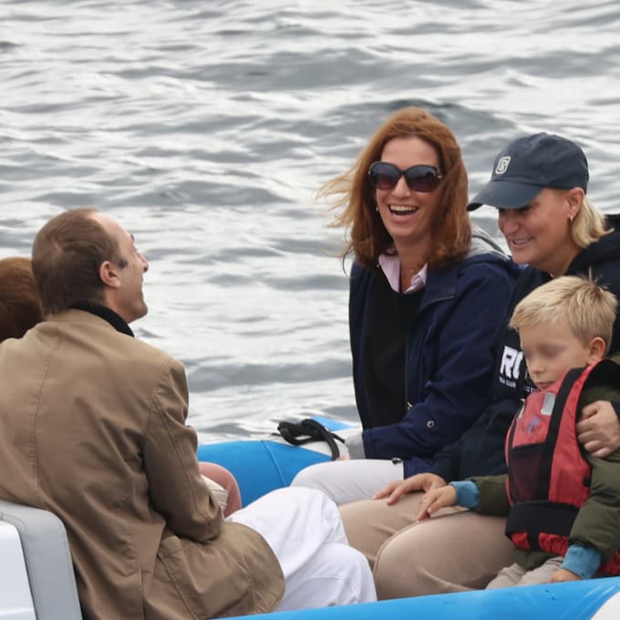 El rey Juan Carlos sale a navegar con su hermana, sus sobrinos María y Alfonso Zurita y el pequeño Carlos