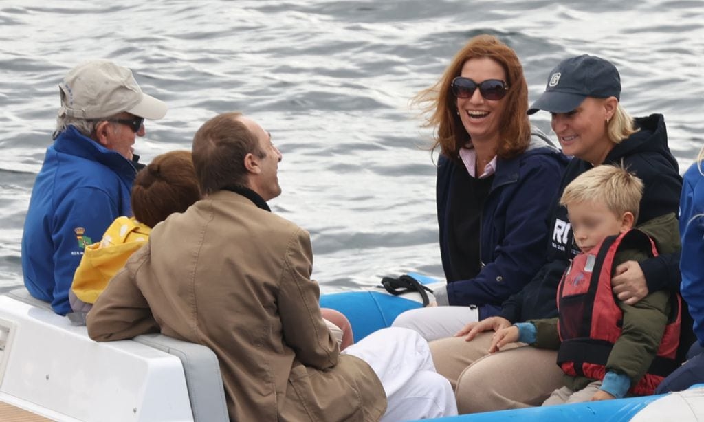 El rey Juan Carlos sale a navegar con su hermana, sus sobrinos María y Alfonso Zurita y el pequeño Carlos