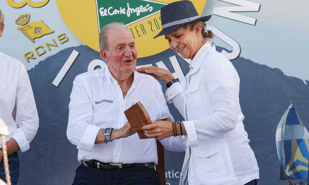 El cariño del rey Juan Carlos al entregar un premio a la infanta Elena que culmina una semana muy especial para él