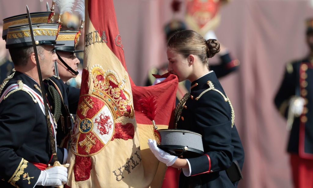 Todas las imágenes de la princesa Leonor jurando bandera en un solemne acto presidido por los Reyes