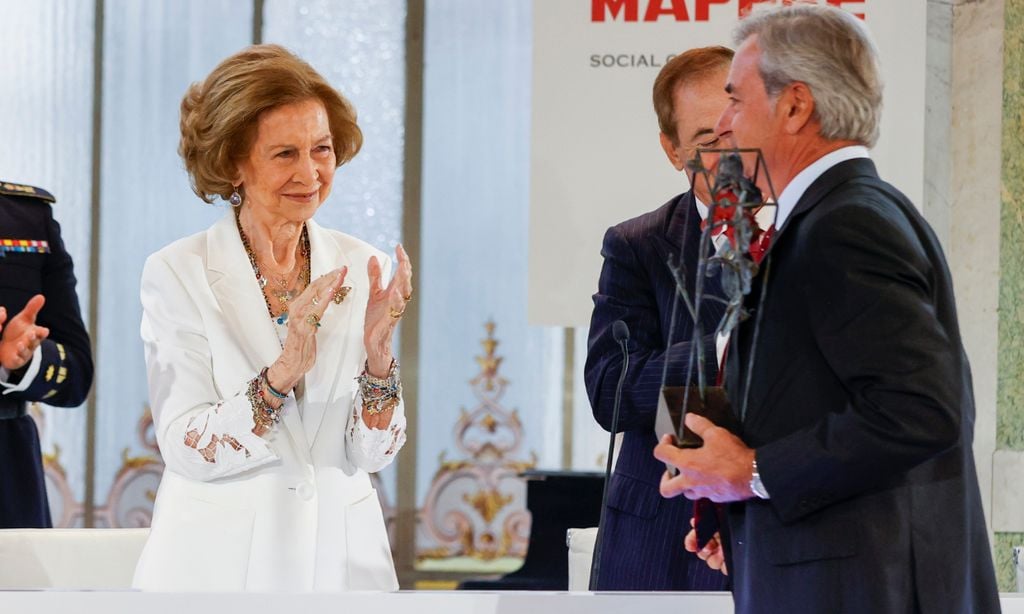 La reina Sofía premia a Carlos Sainz por su solidaridad y su capacidad de esfuerzo