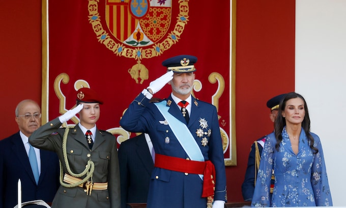 Los reyes Felipe y Letizia presiden el desfile militar del 12 de octubre en Madrid 