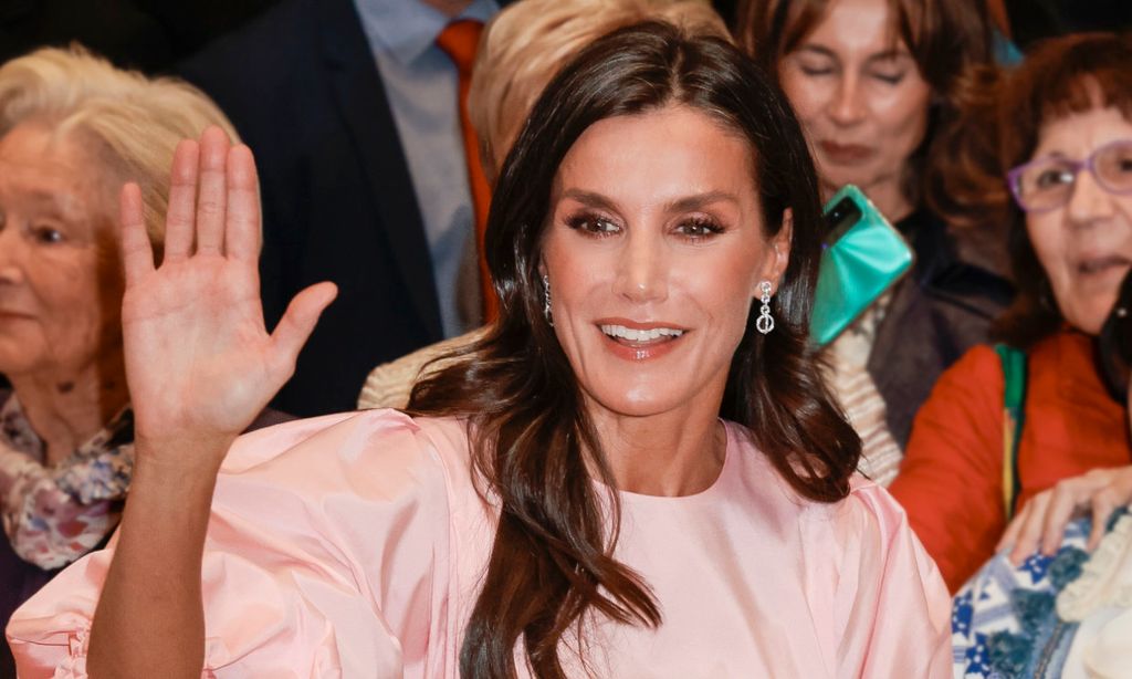 La simpática charla de la reina Letizia con un joven alumno del colegio al que ella asistió