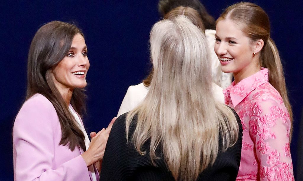 Los gestos de emoción de la Reina Letizia y sus hijas al conocer a Meryl Streep en los Premios Princesa de Asturias