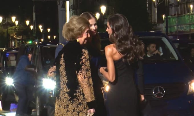 La animada conversación entre las reinas Sofía y Letizia y la princesa Leonor sobre sus pendientes 