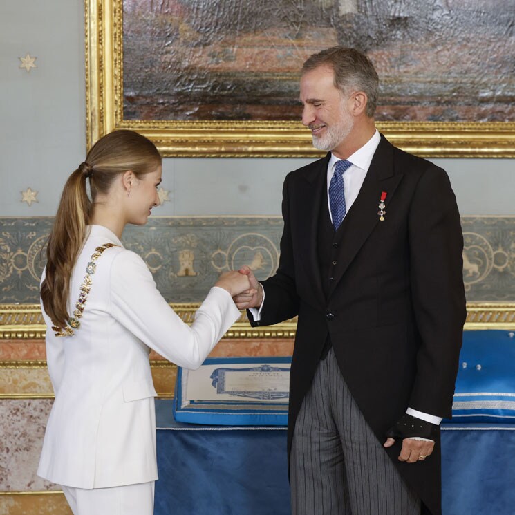 La princesa de Asturias recibe de manos de su padre la máxima distinción civil: el Collar de Carlos III