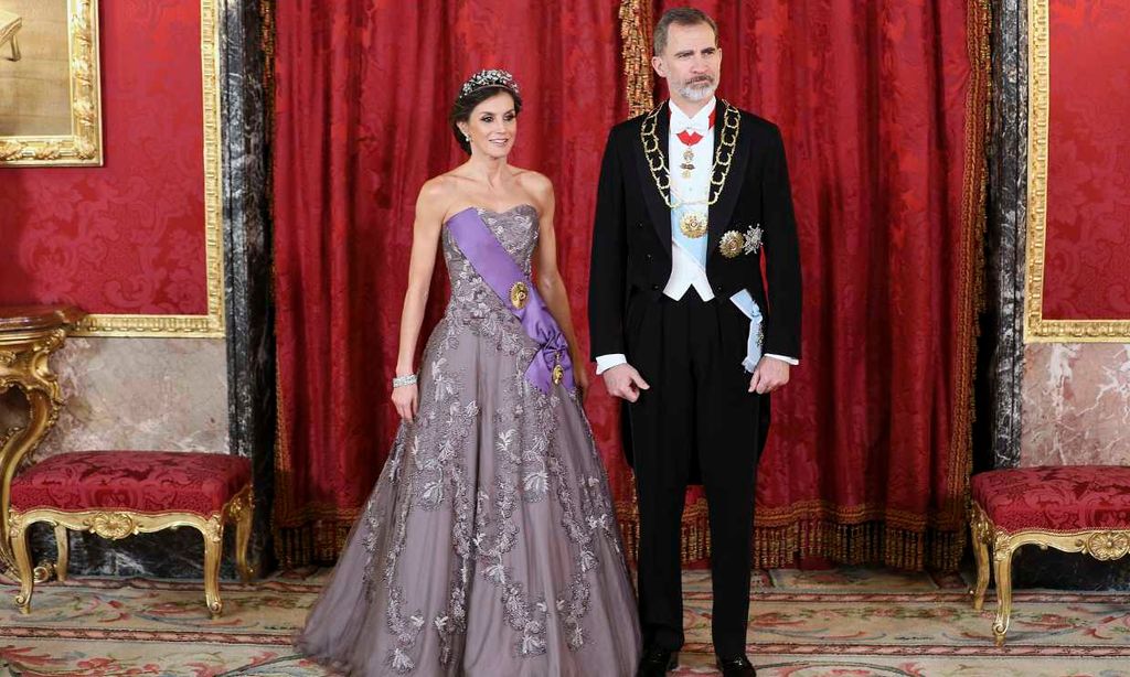 Los Reyes en un banquete de gala