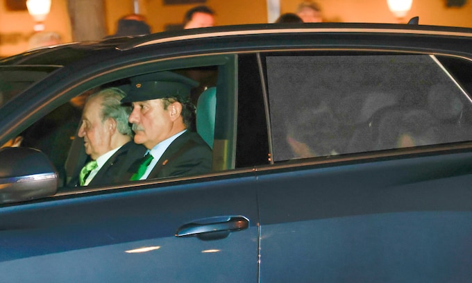 Don Juan Carlos y la reina Sofía llegan juntos al 18 cumpleaños de Leonor