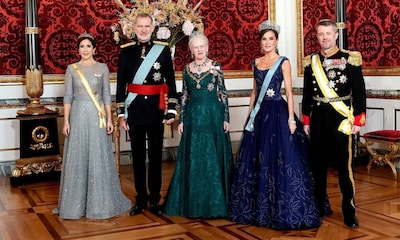 Todos los detalles de la cena de gala de la familia real danesa a los reyes Felipe y Letizia: del desfile de tiaras al menú