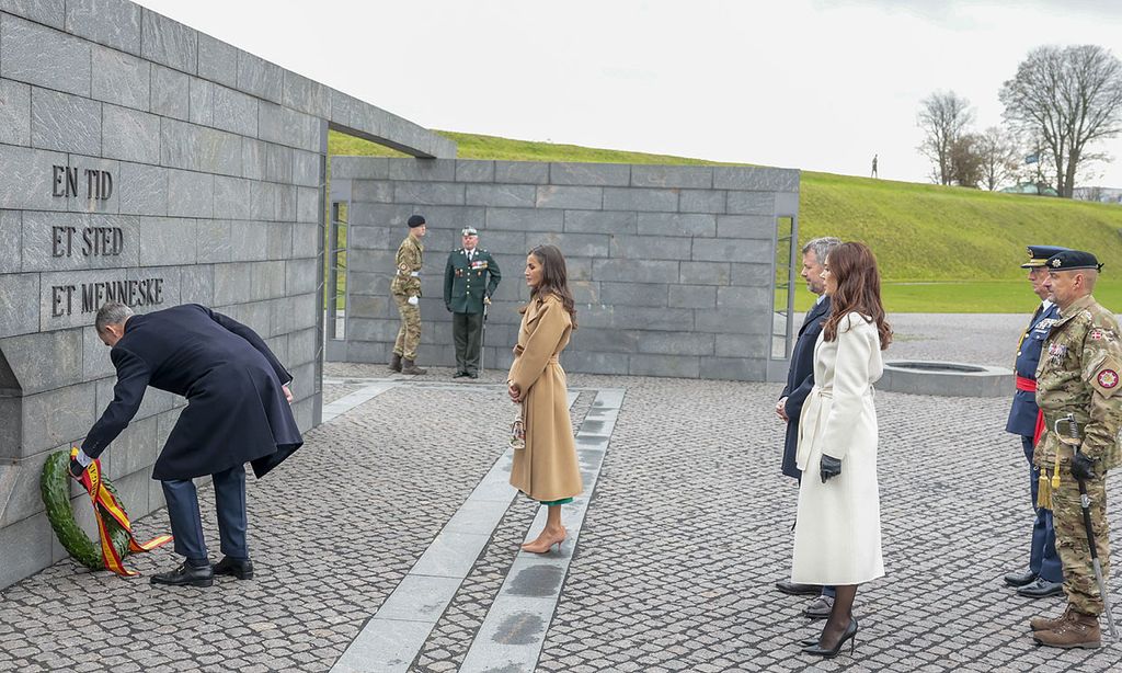 Los Reyes, acompañados por Federico y Mary de Dinamarca, hacen una ofrenda floral en Copenhague