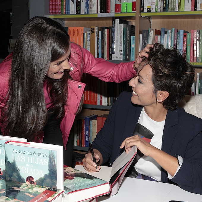 La reina Letizia sorprende a su amiga Sonsoles Ónega en una firma de libros, ¡tras hacer una cola de 40 minutos!