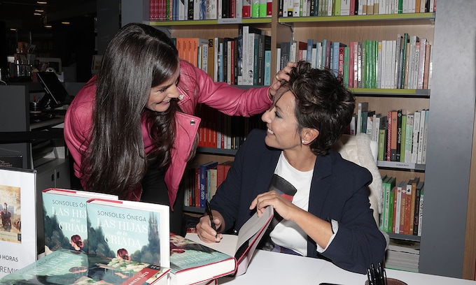 La reina Letizia sorprende a su amiga Sonsoles Ónega en una firma de libros