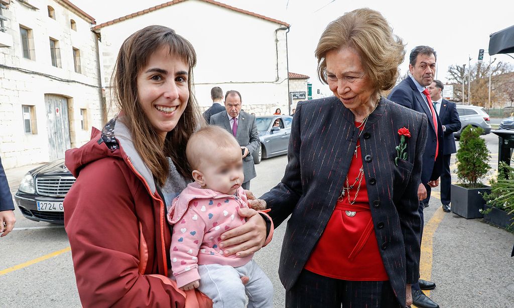 La reina Sofía, muy cariñosa con los más pequeños, visita Atapuerca y disfruta de uno de sus restaurantes preferidos