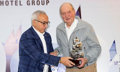 El 'Bribon', con el Rey Juan Carlos al frente, recibió el premio como vencedor de la Liga Española de 6 Metros de 2023