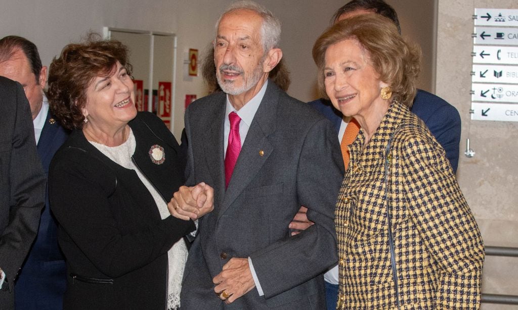 La reina Sofía, muy cariñosa con el antiguo jefe de seguridad de la Casa Real y su esposa en un proyecto en su honor