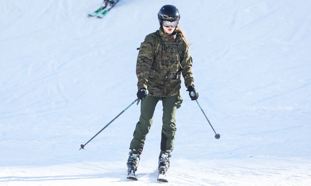 La princesa Leonor muestra su destreza como esquiadora durante su entrenamiento militar en Huesca