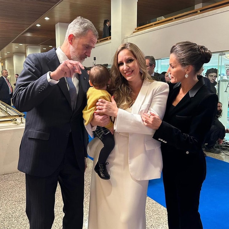 La ternura de don Felipe y doña Letizia con Vicente, el bebé de la cantante María Toledo